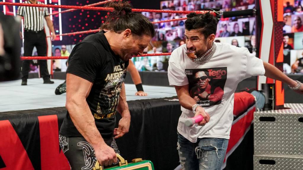 WWE: Ahora fue en RAW; Bad Bunny volvió a encender el ring