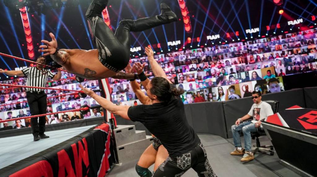 WWE: Ahora fue en RAW; Bad Bunny volvió a encender el ring