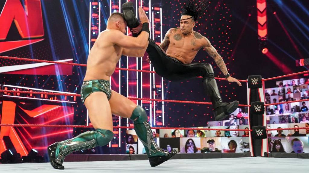 WWE: Ahora fue en RAW; Bad Bunny volvió a encender el ring