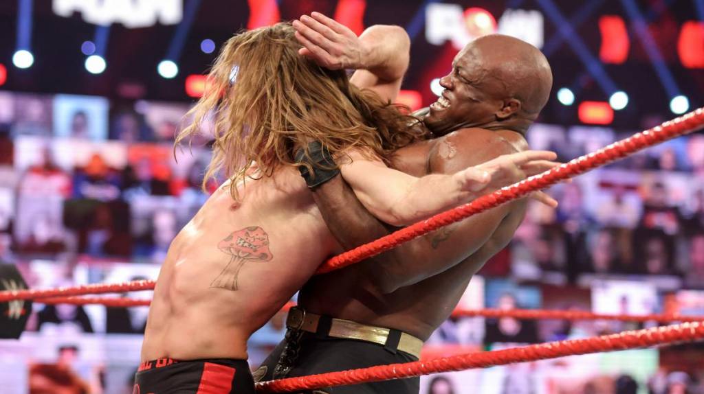 WWE: Ahora fue en RAW; Bad Bunny volvió a encender el ring