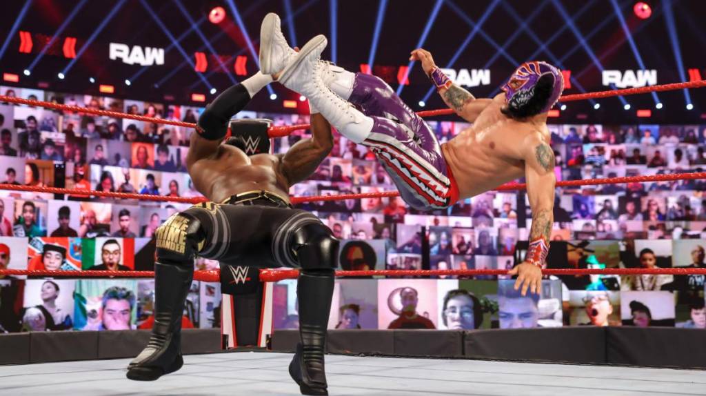 WWE: Ahora fue en RAW; Bad Bunny volvió a encender el ring