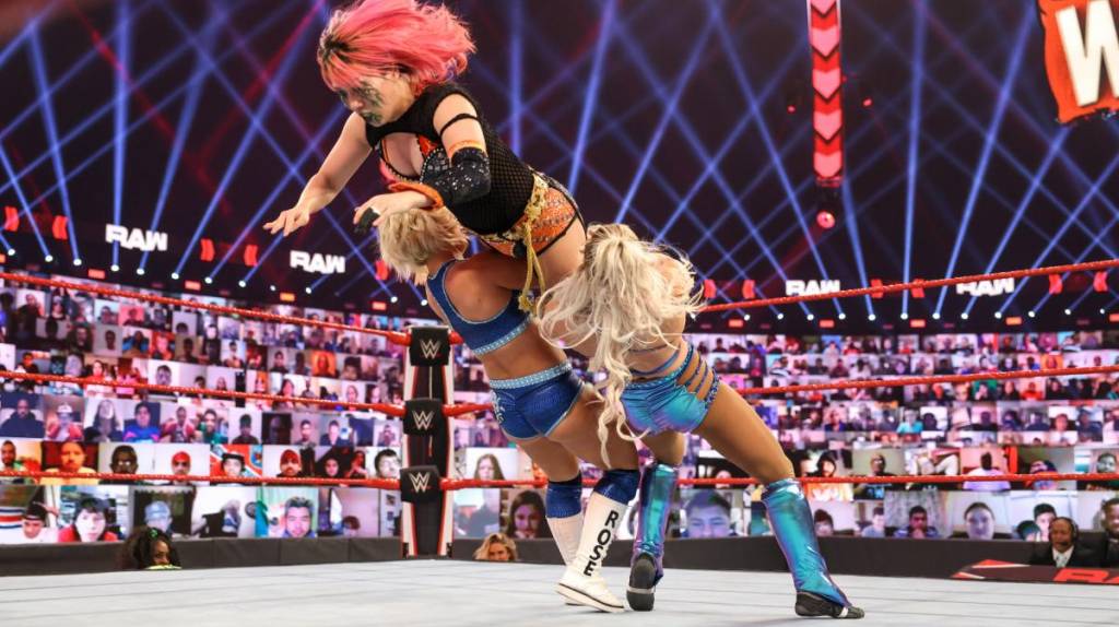 WWE: Ahora fue en RAW; Bad Bunny volvió a encender el ring