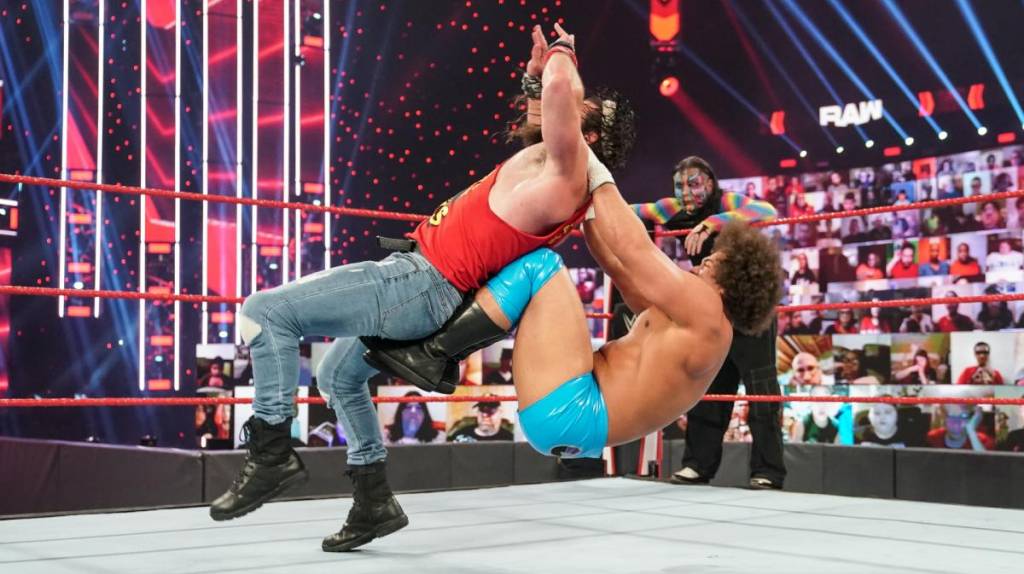 WWE: Ahora fue en RAW; Bad Bunny volvió a encender el ring